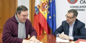 Reunión del Alcalde de Miera, para tratar proyectos culturales y deportivos