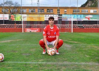 CD Laredo incorpora un nuevo central Álex Alonso
