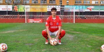 CD Laredo incorpora un nuevo central Álex Alonso