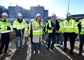 La alcaldesa visitalos trabajos de colocación de elementos mecánicos