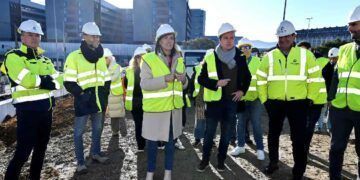 La alcaldesa visitalos trabajos de colocación de elementos mecánicos