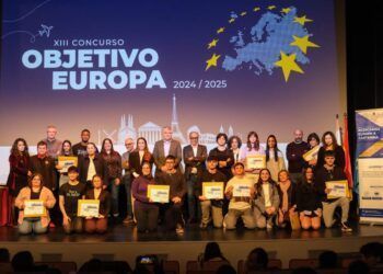 El consejero posa con los participantes del concurso al final de la gala