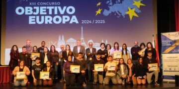El consejero posa con los participantes del concurso al final de la gala