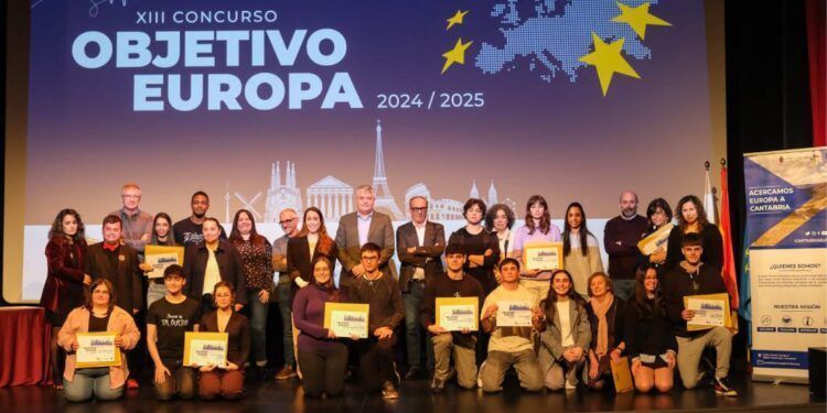 El consejero posa con los participantes del concurso al final de la gala