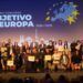 El consejero posa con los participantes del concurso al final de la gala