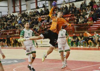 Derrota del Bathco BM Torrelavega en su torneo invernal
