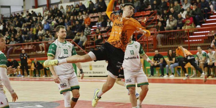 Derrota del Bathco BM Torrelavega en su torneo invernal