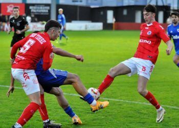 Polémica y tensión en la derrota del CD Laredo frente a los Bergantiños