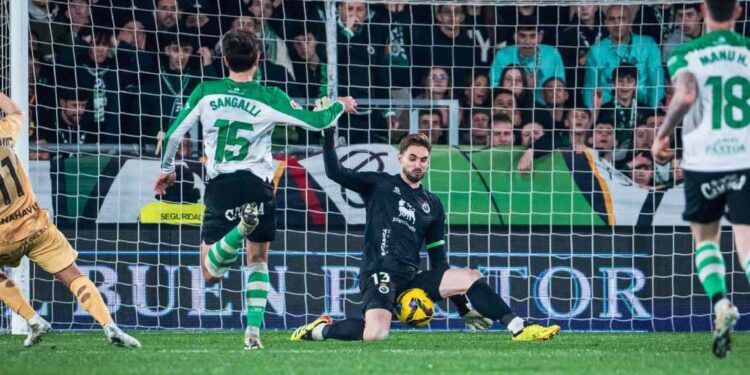 El Racing más líder tras su victoria frente al Málaga