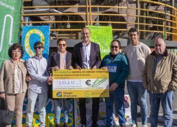 El colegio El Salvador entrega el talón solidario