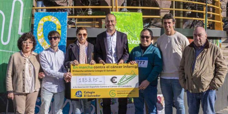 El colegio El Salvador entrega el talón solidario