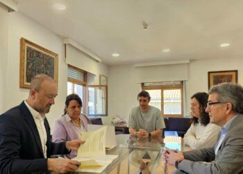 Torrelavega y el IES Miguel Herrero acuerdan uso del pabellón