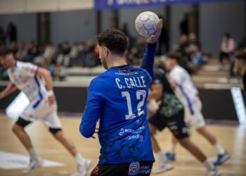 El Bathco BM Torrelavega vence al Cisne y sigue adelante en la Copa