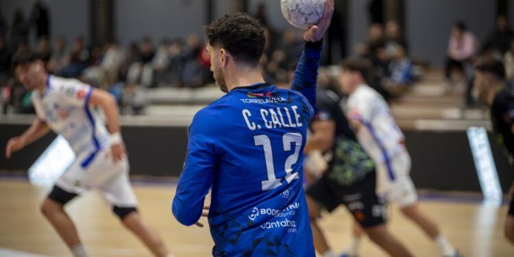 El Bathco BM Torrelavega vence al Cisne y sigue adelante en la Copa