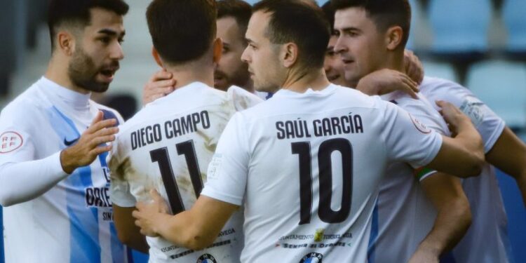 La Gimnástica gana al Laredo y sigue luchando por la permanencia