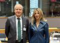 De izquierda a derecha, Eduardo Arasti y Yolanda Díaz