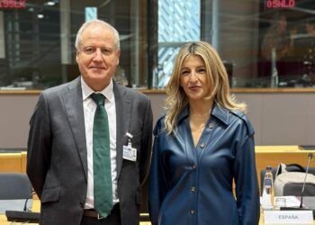 De izquierda a derecha, Eduardo Arasti y Yolanda Díaz
