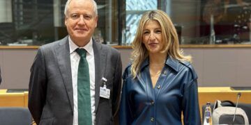 De izquierda a derecha, Eduardo Arasti y Yolanda Díaz