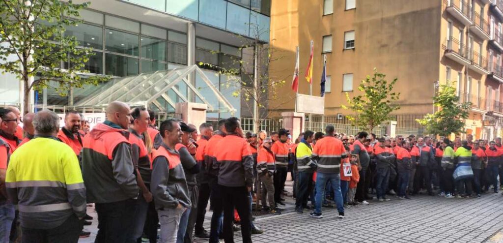Trabajadores de Bridgestone ante la sede del Gobierno de Cantabria