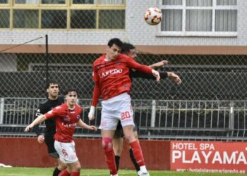 Derrota del CD Laredo ante un eficaz Compostela