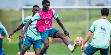 Levante y Racing se enfrente por el liderato