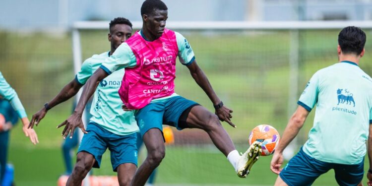 Levante y Racing se enfrente por el liderato