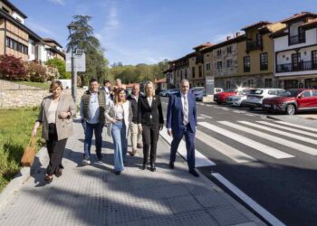 La presidenta, el consejero de Fomento y la alcaldesa de Santillana del Mar