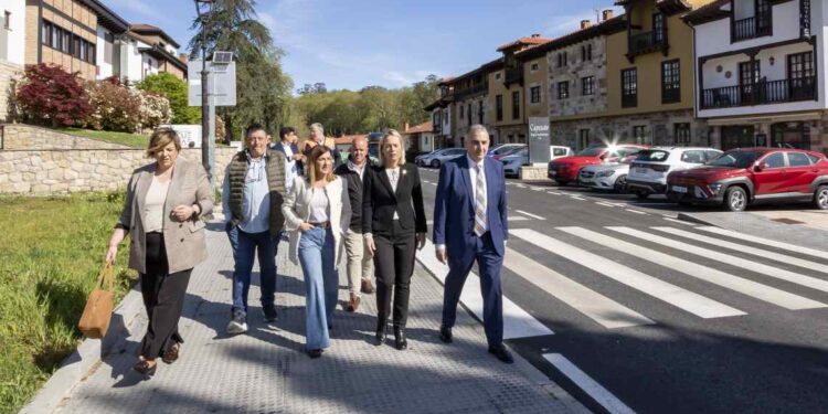 La presidenta, el consejero de Fomento y la alcaldesa de Santillana del Mar