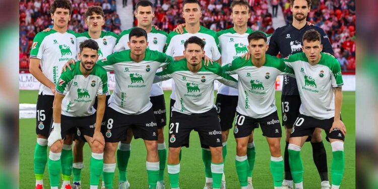 El Racing se complica en Almería pero sigue con opciones