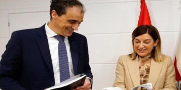 césped artificial en el campo de fútbol de Novales