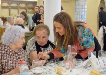 Consejera y alcalde homenajean a mayores en Piélagos