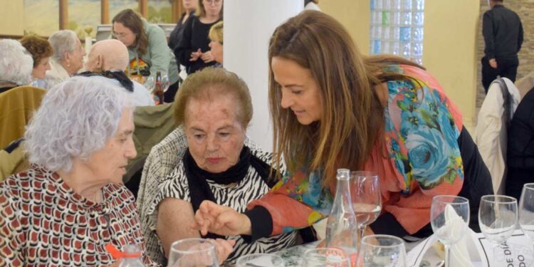 Consejera y alcalde homenajean a mayores en Piélagos