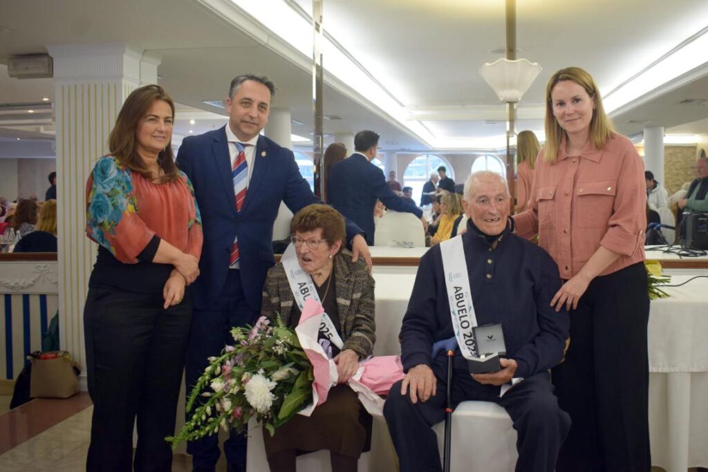 La consejera y el alcalde junto a los abuelos de Piélagos 2025