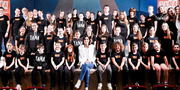 alcaldesa visita la Escuela de Artes Escénicas JANA