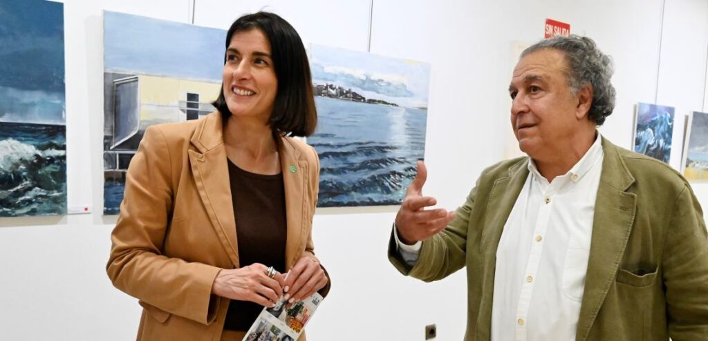 Paco Paso en su exposición de Santander con la Alcaldesa