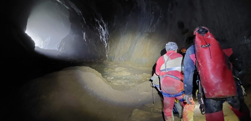 Rescate en la cueva Tonio-Cañuela en Arredondo
