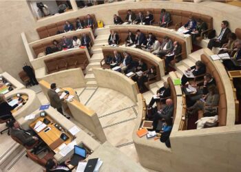 Pleno del Parlamento con foco en el AVE y sanidad