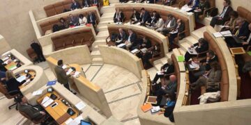 Pleno del Parlamento con foco en el AVE y sanidad