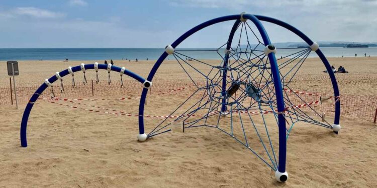 Área infantil en la segunda playa del Sardinero