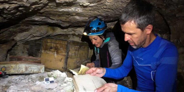 Cultura recupera objetos de la cueva refugio de la Brigada Machado en Liébana