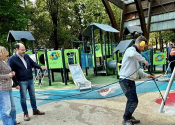 Campaña de limpieza en parques infantiles de Torrelavega