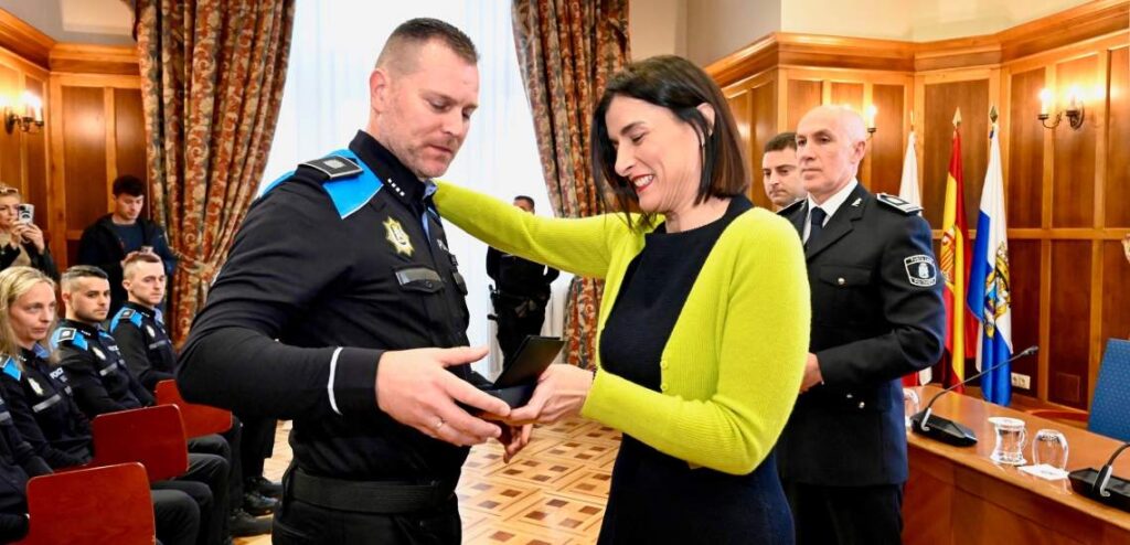 La alcaldesa da la bienvenida y felicita a los nuevos agentes para la policía local de Santander