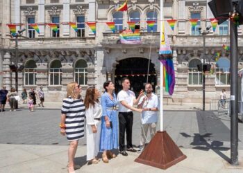 Izado Bandera LGTBI+ en Santander