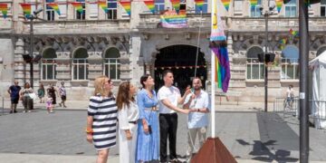 Izado Bandera LGTBI+ en Santander