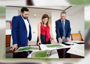 Firma del convenio para campo de fútbol en Matamorosa