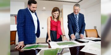 Firma del convenio para campo de fútbol en Matamorosa