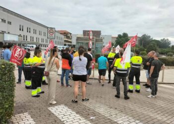 Personal de DIAVIDA en protesta por servicios mínimos