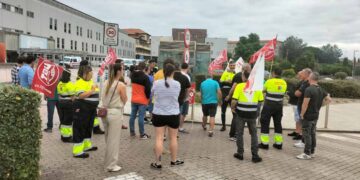 Personal de DIAVIDA en protesta por servicios mínimos
