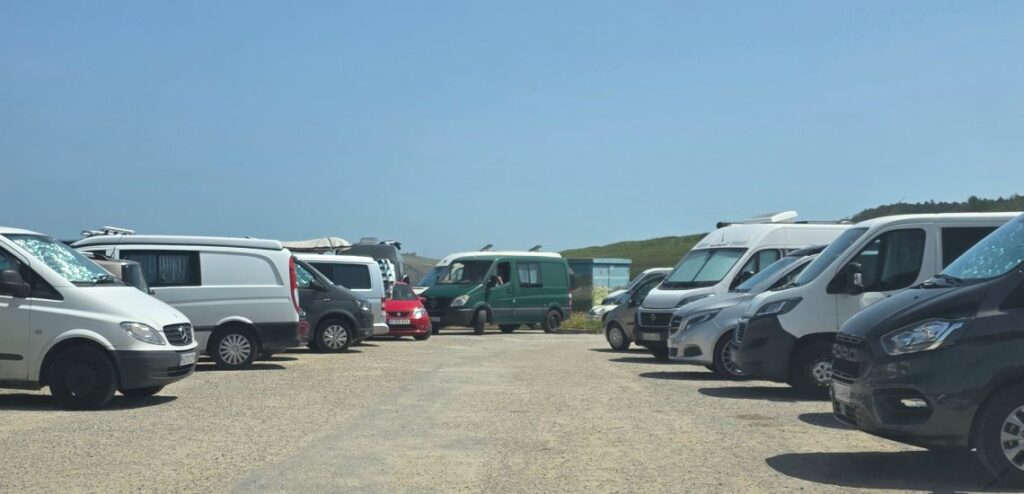 El caos de tráfico vuelve al Parque Natural de las Dunas de Liencres