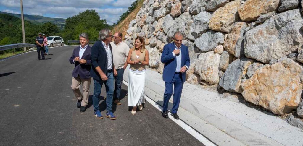 Carretera autonómica  la presidenta junto a los alcaldes de Vega de Pas y Selaya y el consejero de Fomento, Roberto Media